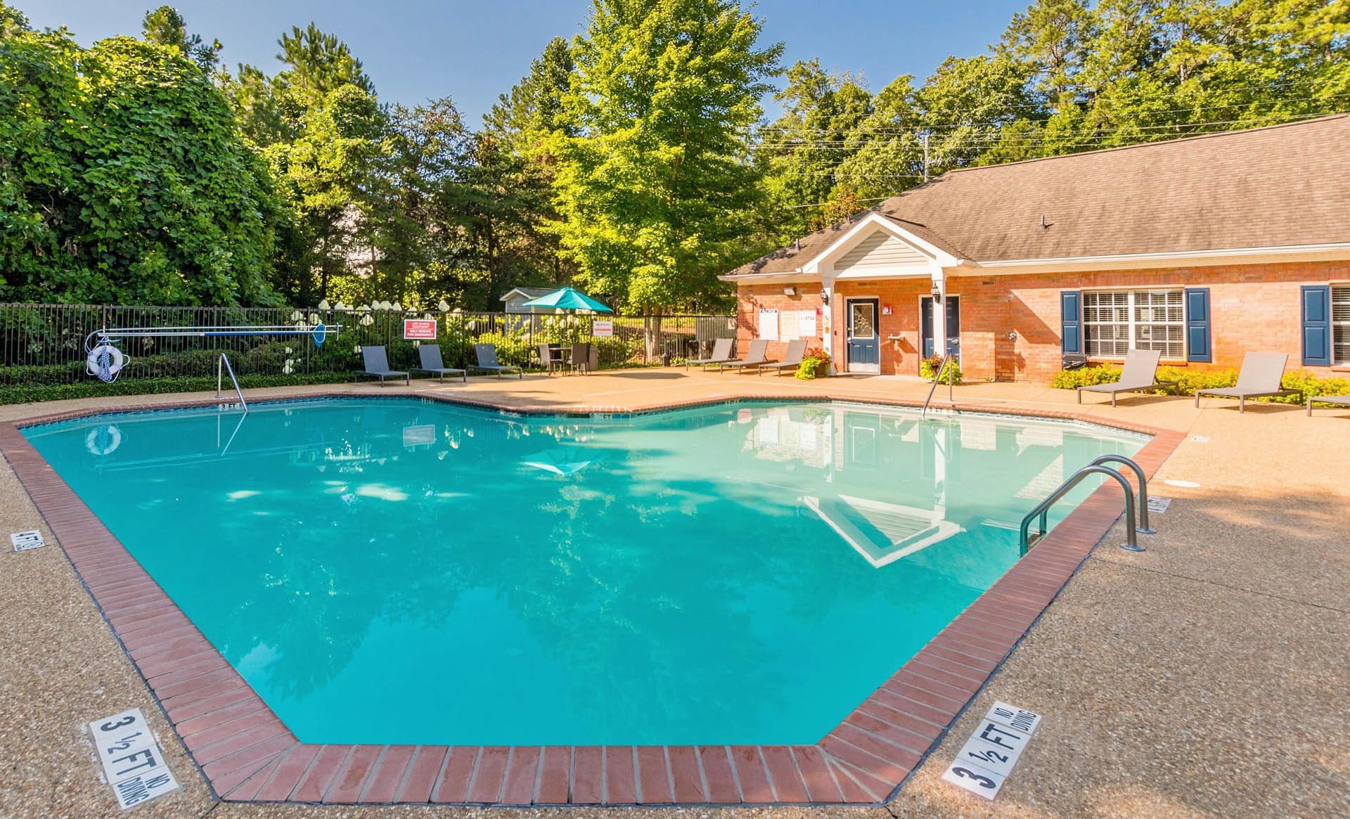 LAURELS AT GREENWOOD APARTMENTS