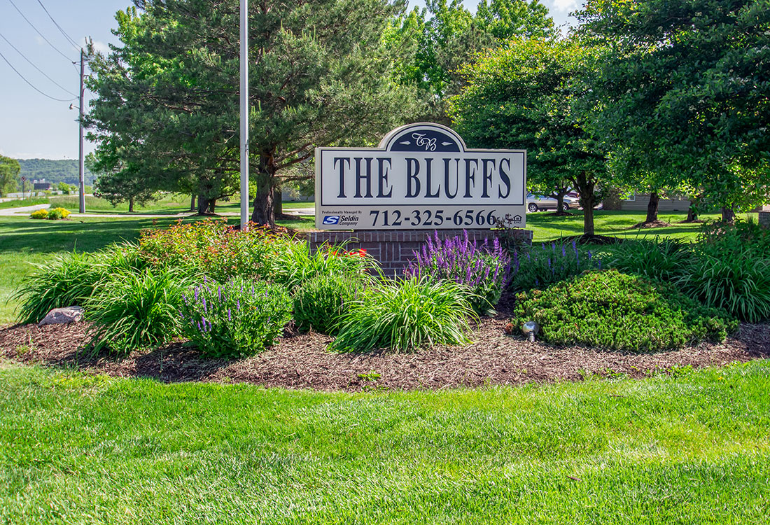 THE BLUFFS APARTMENTS