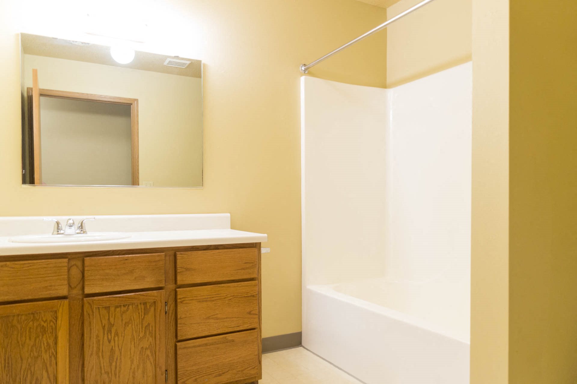 LAKEWOOD COURT APARTMENTS