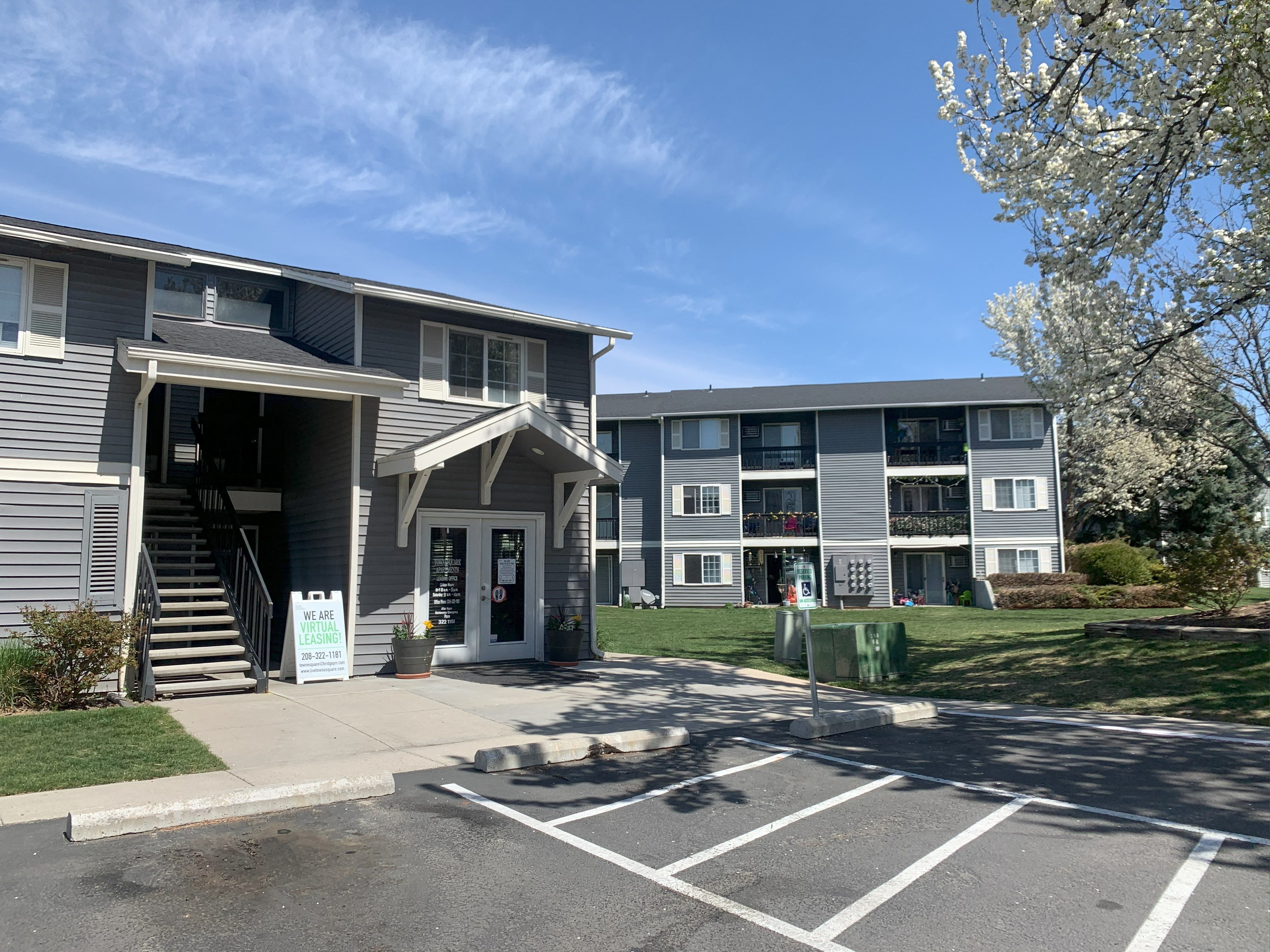 TOWNE SQUARE VILLAGE APARTMENTS